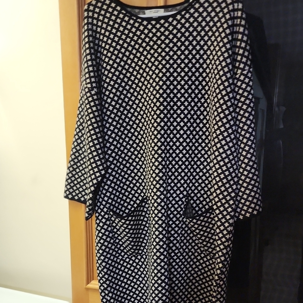 Max Studio Black and White Dolman Sleeve Sheath Dress